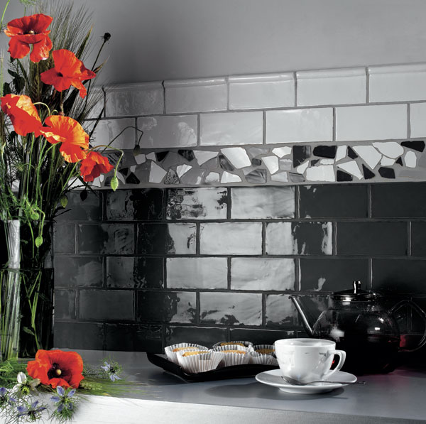 קרמיקה ענתיקה למטבח בצבע שחור-גרפיט 
מידה 7.5*15 
